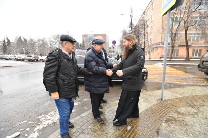 Москва. Корреспондент `Комсомольской правды` Александр Гамов, член комитета Госдумы РФ по транспорту и строительству Владимир Ресин и Протоиерей Борис Потапов (слева направо) во время посещения церкви Преображения Господня на Преображенской площади, восстановленной в 2015 году .