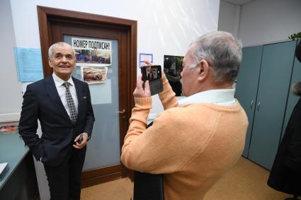 Москва.  Корреспондент `Комсомольской правды` Александр Гамов, депутат Государственной Думы РФ, бывший главный санитарный врач Геннадий Онищенко  (слева) в редакции `Комсомольская правда`.