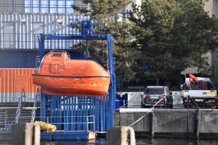 Москва. Тренировочная спасательная станция с батискафом.