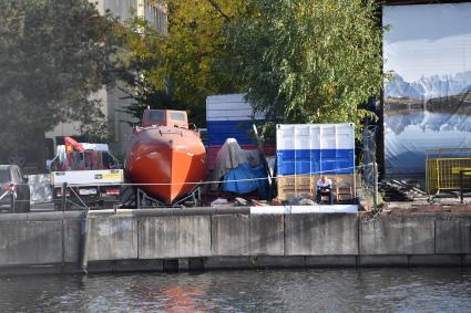 Москва. Тренировочная спасательная станция с батискафом.