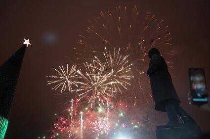 Самара. Люди на площади во время празднования Нового Года.