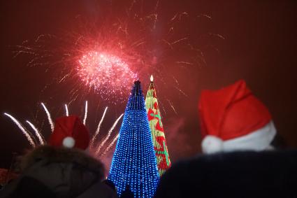 Самара. Люди на площади во время празднования Нового Года.