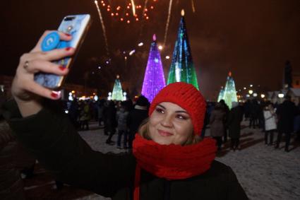 Самара. Люди на площади во время празднования Нового Года.