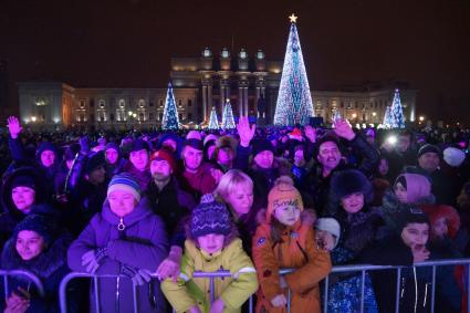 Самара. Люди на площади во время празднования Нового Года.