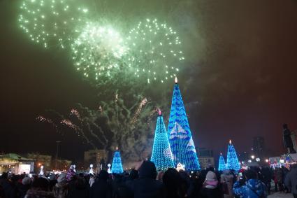 Самара. Люди на площади во время празднования Нового Года.