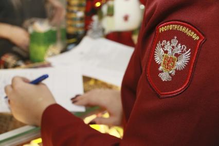 Барнаул. Инспектор Роспотребнадзора во время рейда по магазинам, продающим никотиносодержащие смеси.