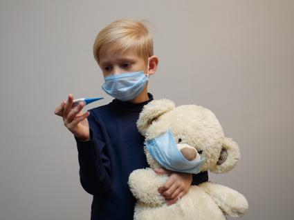Самара. Мальчик с плюшевым медведем в медицинских масках.