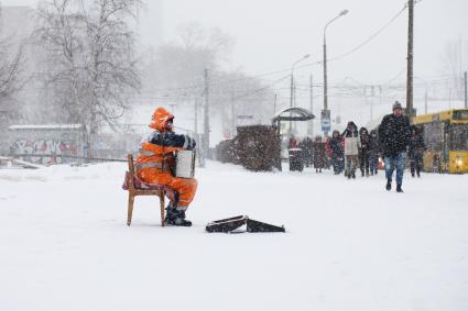 Пермь. Коммунальщик с баяном сидит на стуле.