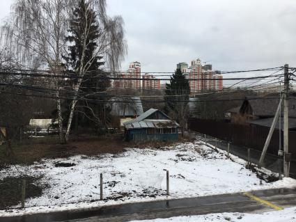 Москва. п.Речник. Надпись на заборе частного дома `Решения суда нет!`.