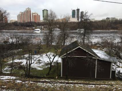 Москва. п.Речник. Надпись на заборе частного дома `Решения суда нет!`.