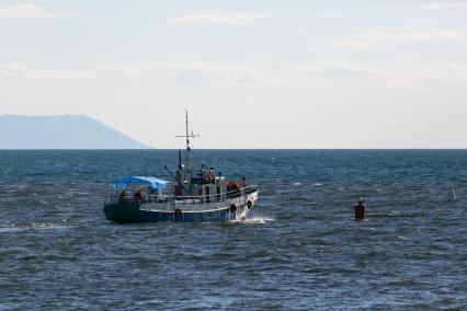 Бурятия, Байкал. Корабль в Баргузинском заливе.