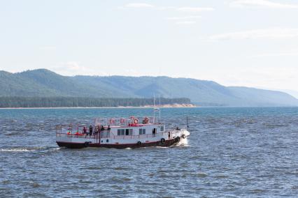 Бурятия, Байкал. Корабль в Баргузинском заливе.