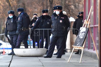 Москва.  Сотрудники полиции перед началом  церемонии прощания с актером театра и кино, народным артистом СССР Арменом Джигарханяном у главного входа в Московский драматический театр под руководством Армена Джигарханяна.