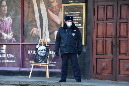 Москва.   Сотрудник полиции перед началом  церемонии прощания с актером театра и кино, народным артистом СССР Арменом Джигарханяном у главного входа в Московский драматический театр под руководством Армена Джигарханяна.