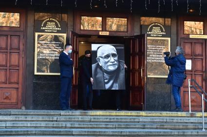 Москва.   Участники церемонии прощания с актером театра и кино, народным артистом СССР Арменом Джигарханяном в Московском драматическом театре под руководством Армена Джигарханяна.