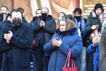 Москва.   Участники церемонии прощания с актером театра и кино, народным артистом СССР Арменом Джигарханяном в Московском драматическом театре под руководством Армена Джигарханяна.