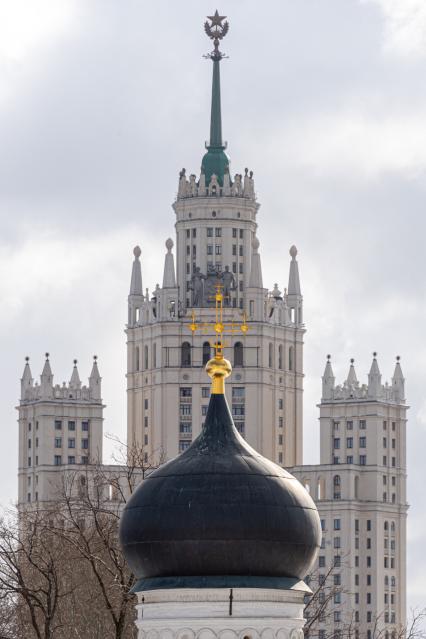 Москва. Вид на жилой дом на Котельнической набережной и на церковь Зачатия Анны.