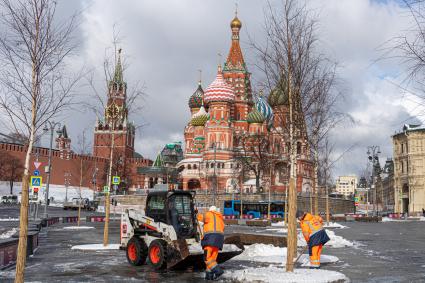 Москва. Сотрудники коммунальной службы во время уборки снега на Васильевском спуске.