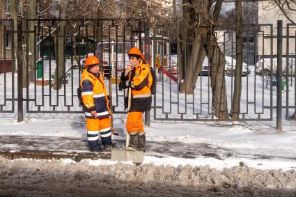 Москва. Сотрудники коммунальной службы во время уборки снега на одной из улиц города.