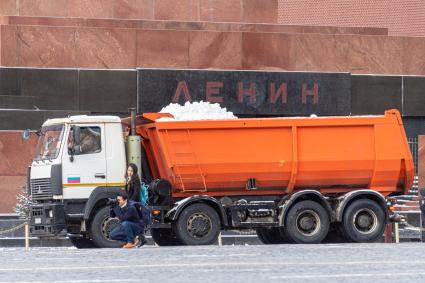 Москва. Уборка снега на Красной площади.