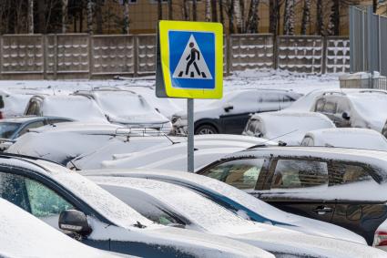 Москва. Заснеженные автомобили на парковке.