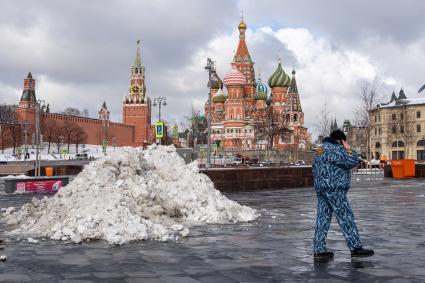 Москва. Снег на Васильевском спуске.