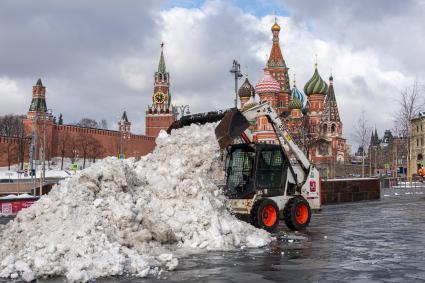 Москва. Уборка снега на Васильевском спуске.