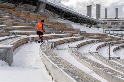 Москва. Сотрудник коммунальной службы во время уборки снега в парке `Зарядье`.