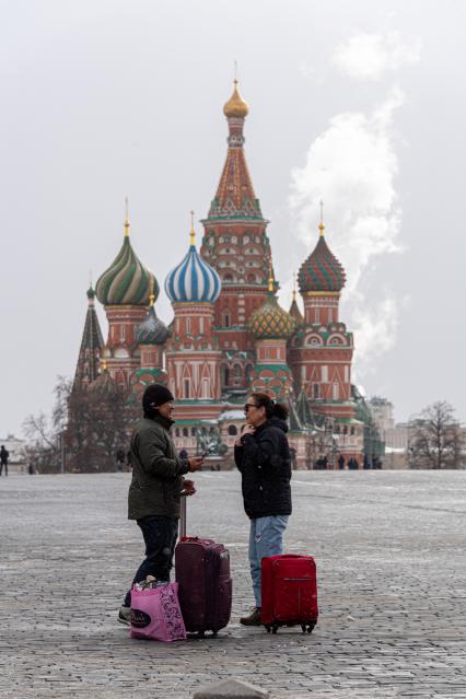 Москва. Туристы на Красной площади.
