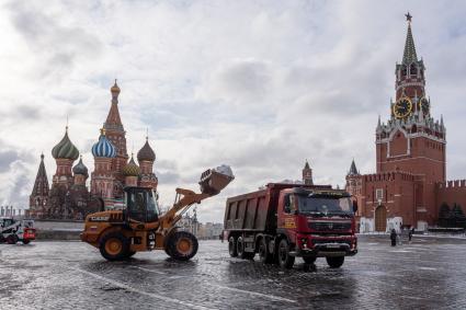 Москва. Уборка снега на Красной площади.