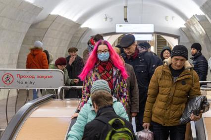 Москва.  Пассажиры на станции метро.
