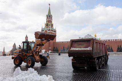 Москва. Уборка снега на Красной площади.