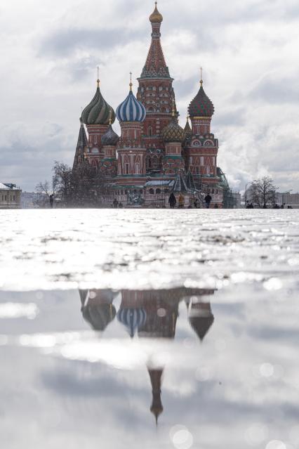 Москва.  Вид на храм Василия Блаженного.