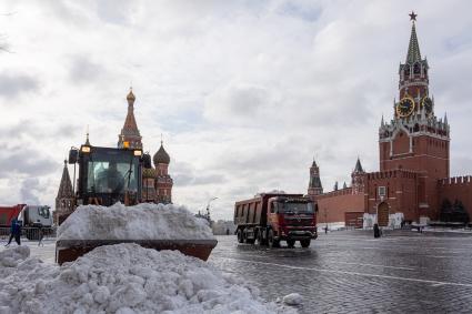 Москва. Уборка снега на Красной площади.