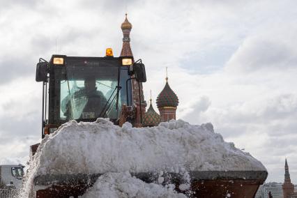 Москва. Уборка снега на Красной площади.