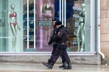 Москва. Сотрудники полиции  на одной из улиц города.