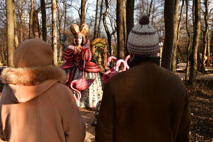 Москва. Посетители во время открытия `Тропы сказок` в усадьбе Деда Мороза в музее-заповеднике Кузьминки-Люблино.