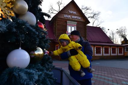 Москва. Мужчина с ребенком во время открытия `Тропы сказок` в усадьбе Деда Мороза в музее-заповеднике Кузьминки-Люблино.