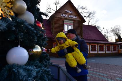 Москва.  Мужчина с ребенком  во время открытия `Тропы сказок` в усадьбе Деда Мороза в  музее-заповеднике Кузьминки-Люблино.