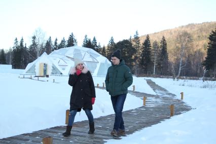 Иркутская область, пос. Листвянка. Снежный олель на территории поселка.