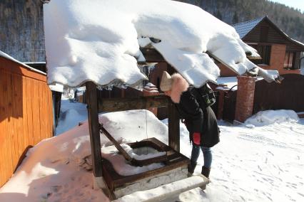 Иркутская область, пос. Листвянка. Из-за неправильного бурения скважин вода ушла из колодцев поселка.