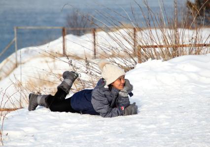 Иркутская область, пос. Листвянка. Китайские туристы  фотографируются на берегу озера Байкал.