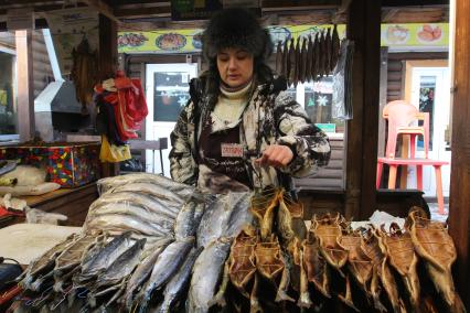 Иркутская область, пос. Листвянка. Торговля  рыбой на рынке.