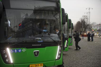 Екатеринбург. Передача 57 новых, газомоторых, пассажирских автобусов марки НЕФАЗ, производства КамАЗ, для эксплуатации ЕМУП \'Гортранс\' на городских маршутах, в лизинг, по программе \'Безопасные и качественные дороги\'