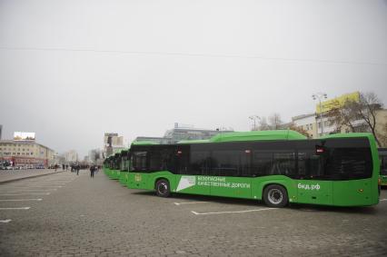 Екатеринбург. Передача 57 новых, газомоторых, пассажирских автобусов марки НЕФАЗ, производства КамАЗ, для эксплуатации ЕМУП \'Гортранс\' на городских маршутах, в лизинг, по программе \'Безопасные и качественные дороги\'