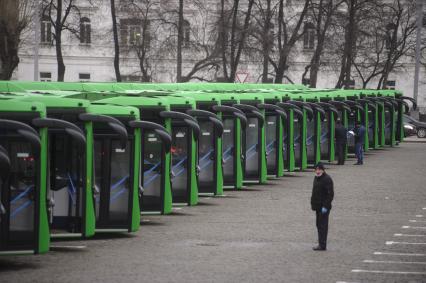 Екатеринбург. Передача 57 новых, газомоторых, пассажирских автобусов марки НЕФАЗ, производства КамАЗ, для эксплуатации ЕМУП \'Гортранс\' на городских маршутах, в лизинг, по программе \'Безопасные и качественные дороги\'