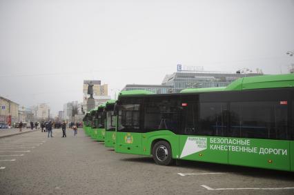 Екатеринбург. Передача 57 новых, газомоторых, пассажирских автобусов марки НЕФАЗ, производства КамАЗ, для эксплуатации ЕМУП \'Гортранс\' на городских маршутах, в лизинг, по программе \'Безопасные и качественные дороги\'