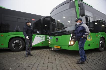 Екатеринбург. Передача 57 новых, газомоторых, пассажирских автобусов марки НЕФАЗ, производства КамАЗ, для эксплуатации ЕМУП \'Гортранс\' на городских маршутах, в лизинг, по программе \'Безопасные и качественные дороги\'