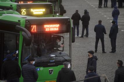 Екатеринбург. Передача 57 новых, газомоторых, пассажирских автобусов марки НЕФАЗ, производства КамАЗ, для эксплуатации ЕМУП \'Гортранс\' на городских маршутах, в лизинг, по программе \'Безопасные и качественные дороги\'