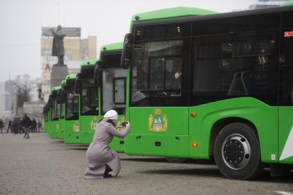 Екатеринбург. Передача 57 новых, газомоторых, пассажирских автобусов марки НЕФАЗ, производства КамАЗ, для эксплуатации ЕМУП \'Гортранс\' на городских маршутах, в лизинг, по программе \'Безопасные и качественные дороги\'